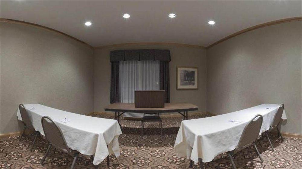 ホリデイ イン エクスプレス グリーンズバーグ Greensburg エクステリア 写真